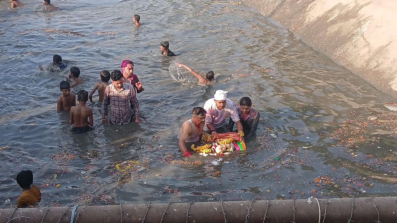 भगवान गणेश की प्रतिमा का विसर्जन करते श्रद्धालु। संवाद भगवान गणेश की प्रतिमा का विसर्जन करते श्रद्धालु। संवाद