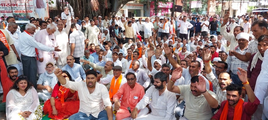 बिजनौर में धरना प्रदर्शन के दौरान भारतीय किसान संघ के ट्रैक्टर को रोकती पुलिस। संवाद बिजनौर में धरना प्रदर्शन के दौरान भारतीय किसान संघ के ट्रैक्टर को रोकती पुलिस। संवाद