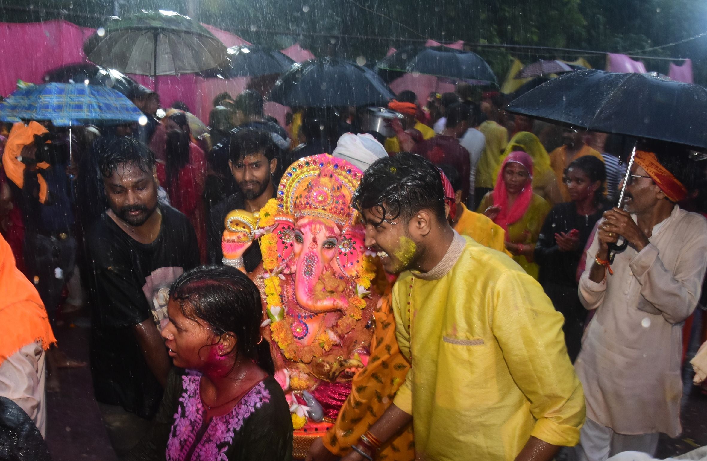 बप्पा की विदाई में बरसे मेघ बप्पा की विदाई में बरसे मेघ