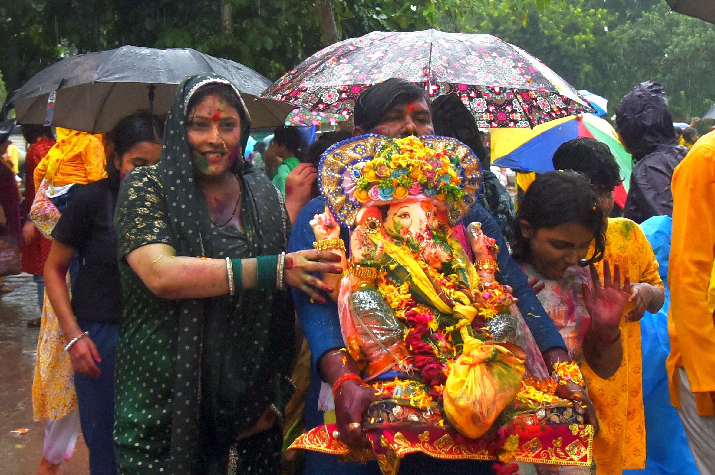बप्पा की विदाई में बरसे मेघ बप्पा की विदाई में बरसे मेघ