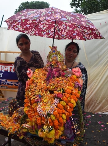 बप्पा की विदाई में बरसे मेघ बप्पा की विदाई में बरसे मेघ