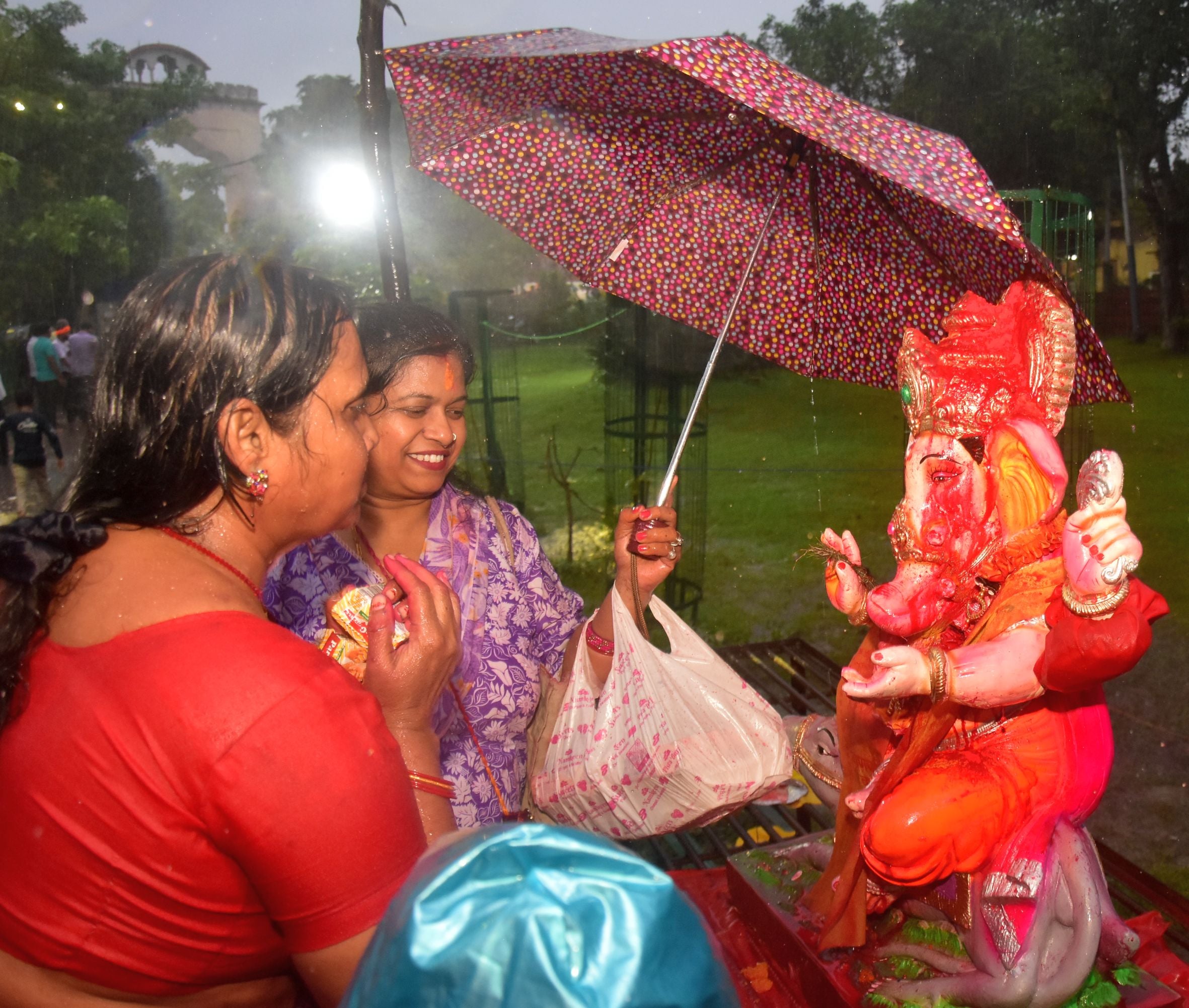 बप्पा की विदाई में बरसे मेघ बप्पा की विदाई में बरसे मेघ