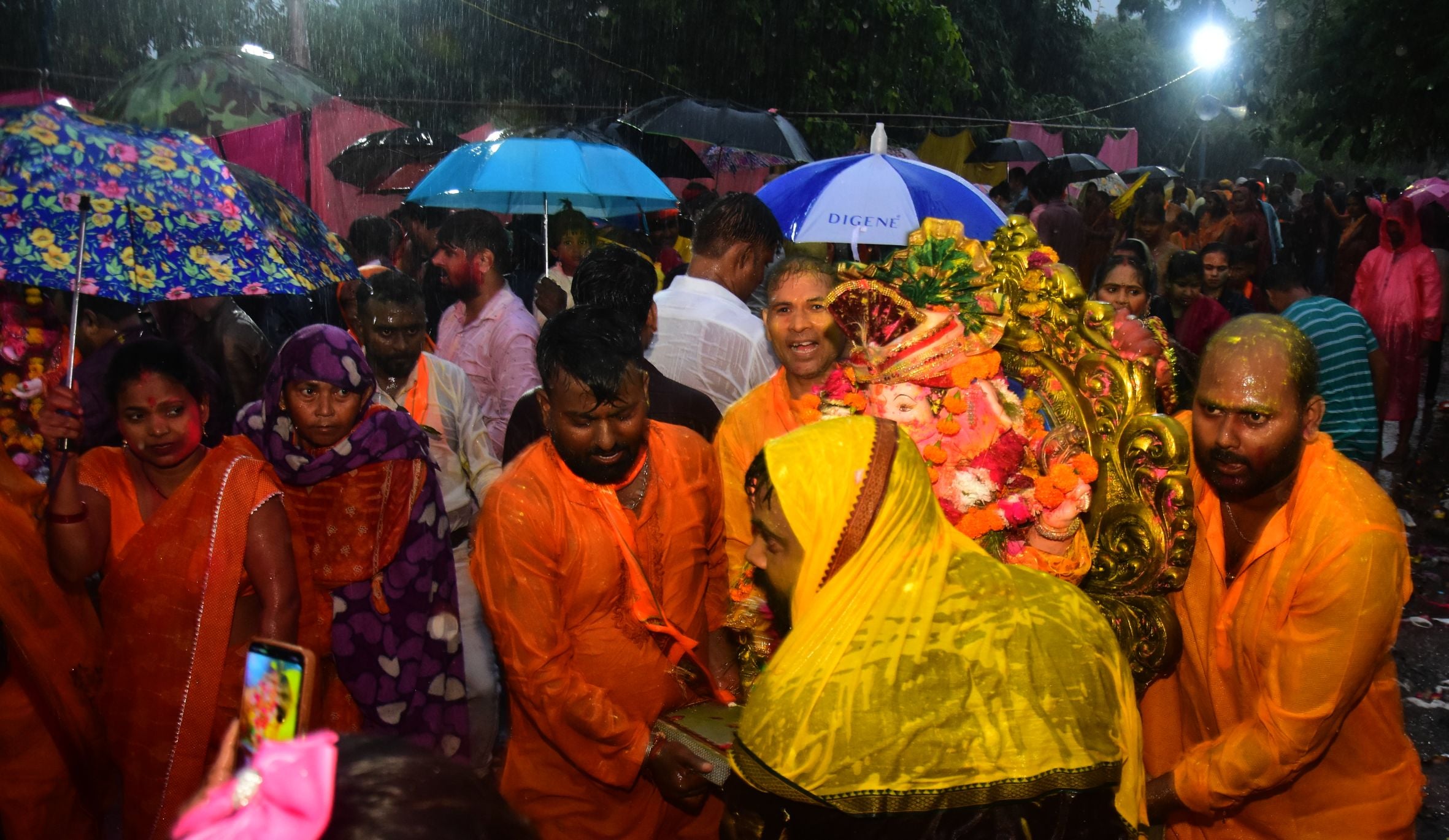 बप्पा की विदाई में बरसे मेघ बप्पा की विदाई में बरसे मेघ