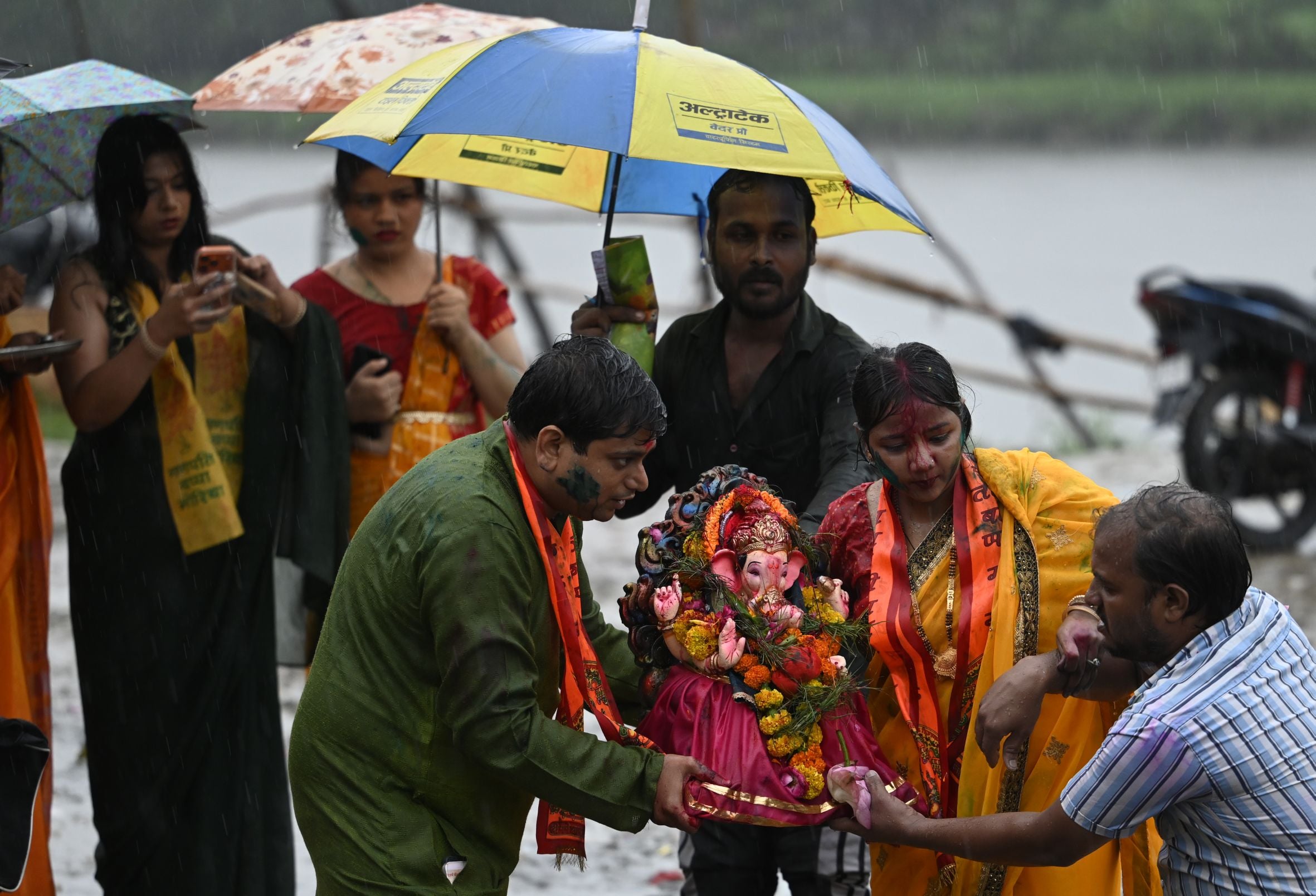 बप्पा की विदाई में बरसे मेघ बप्पा की विदाई में बरसे मेघ