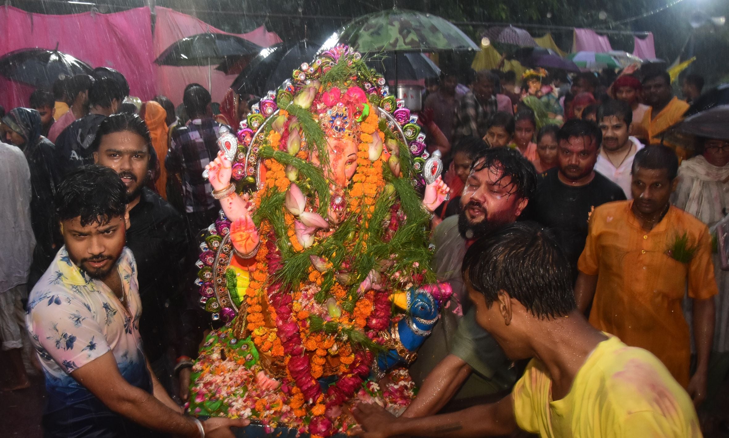 बप्पा की विदाई में बरसे मेघ बप्पा की विदाई में बरसे मेघ