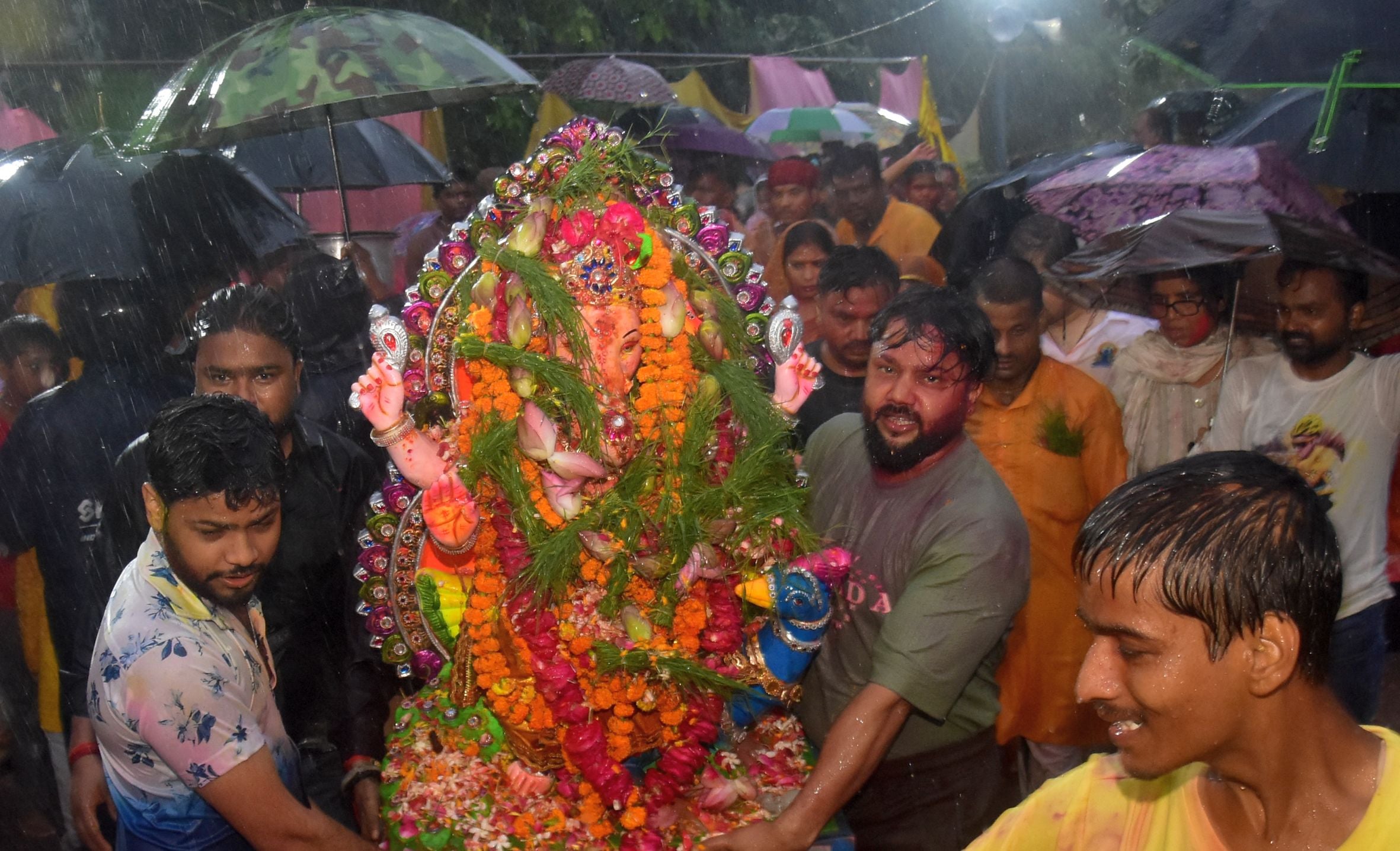 बप्पा की विदाई में बरसे मेघ बप्पा की विदाई में बरसे मेघ
