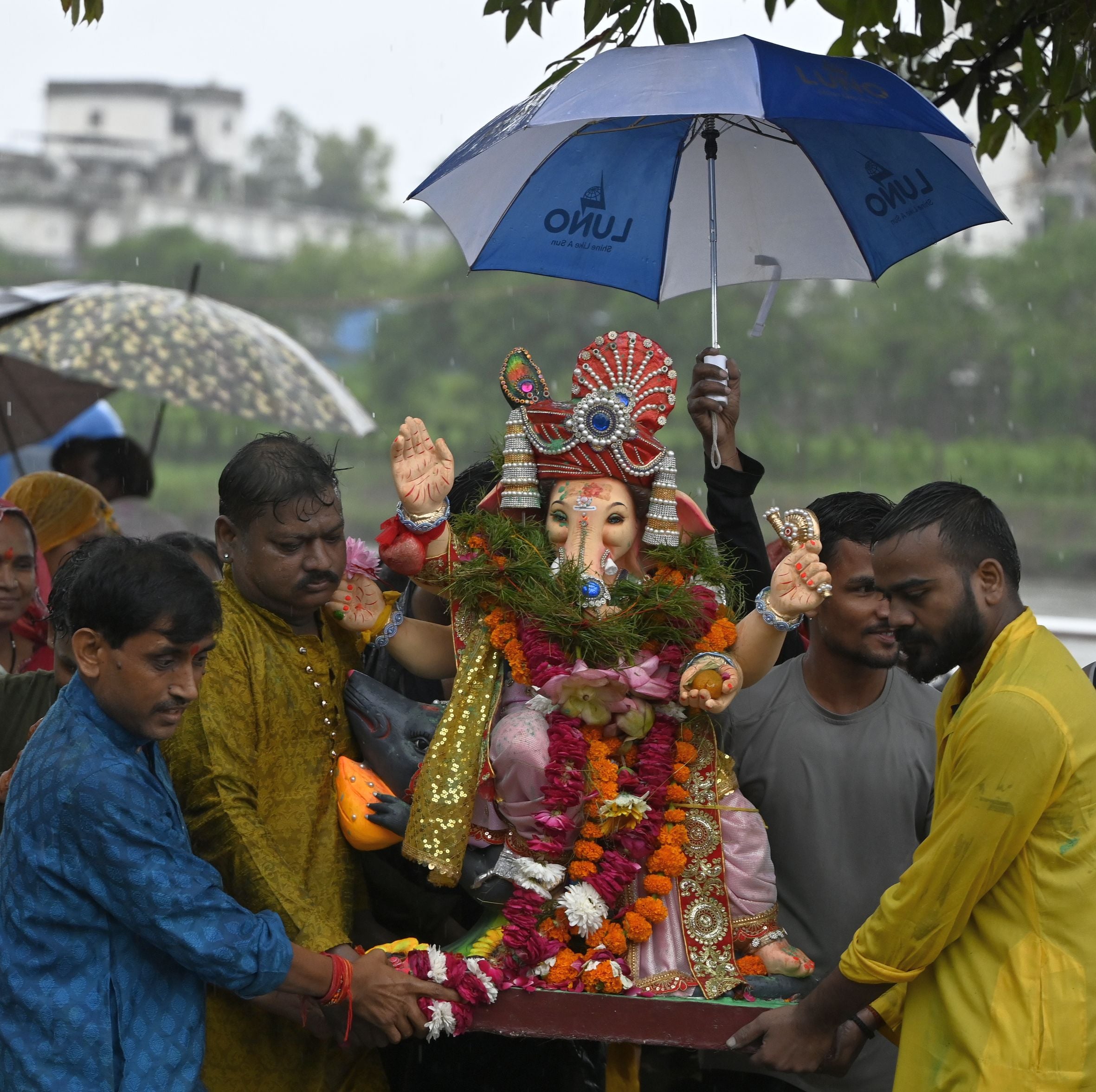बप्पा की विदाई में बरसे मेघ बप्पा की विदाई में बरसे मेघ