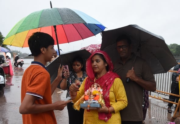 बप्पा की विदाई में बरसे मेघ बप्पा की विदाई में बरसे मेघ
