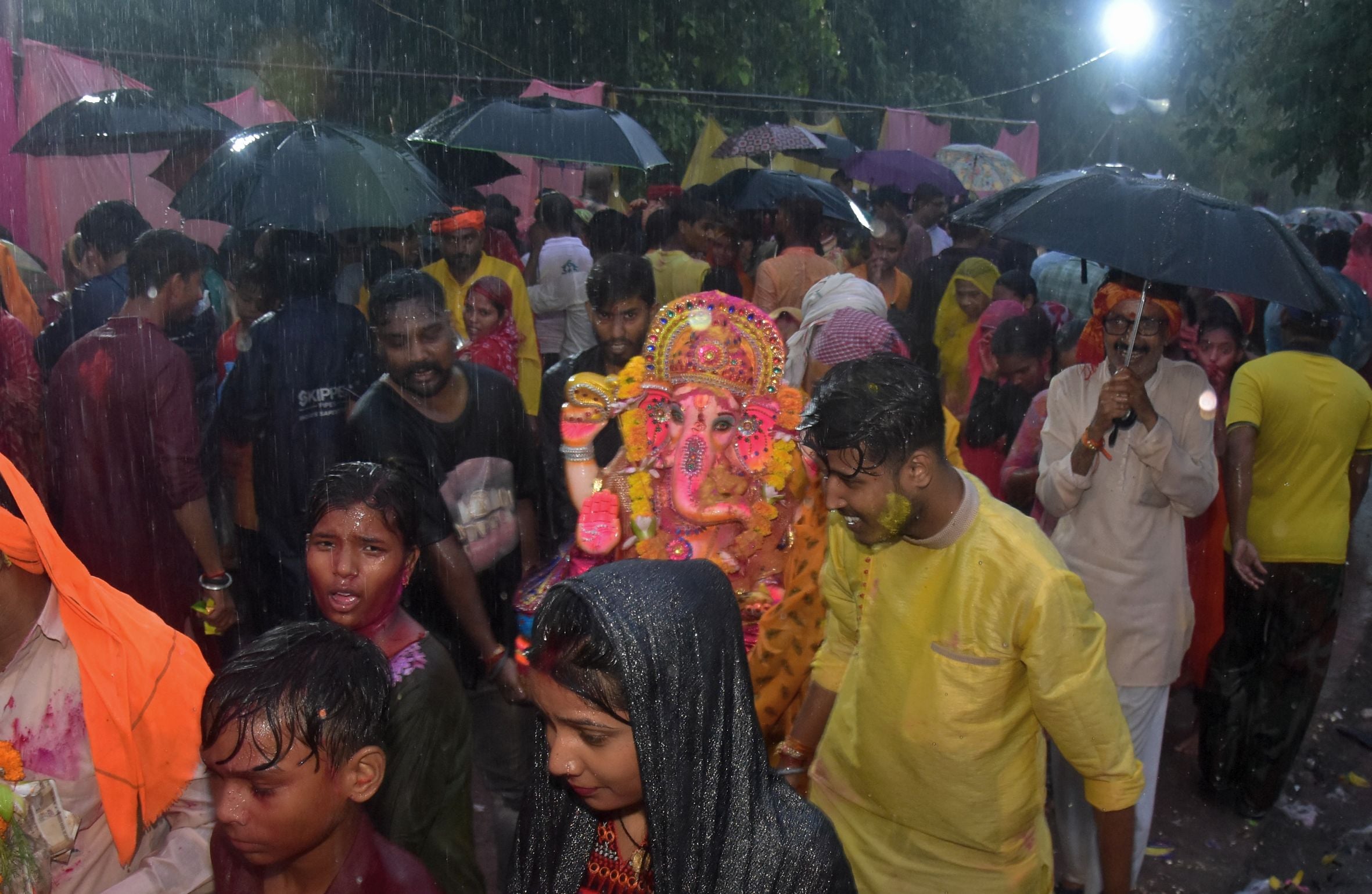 बप्पा की विदाई में बरसे मेघ बप्पा की विदाई में बरसे मेघ