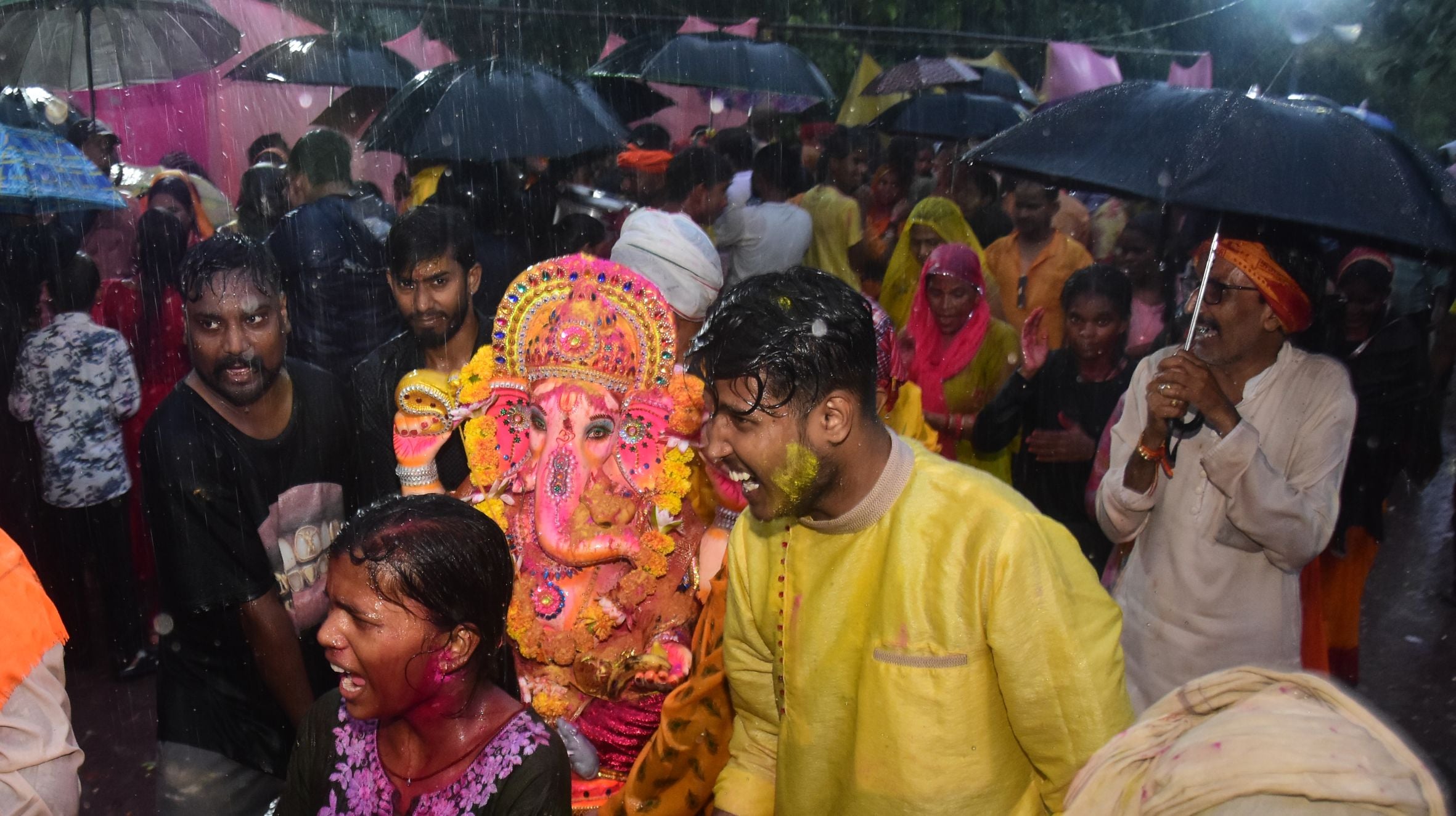 बप्पा की विदाई में बरसे मेघ बप्पा की विदाई में बरसे मेघ
