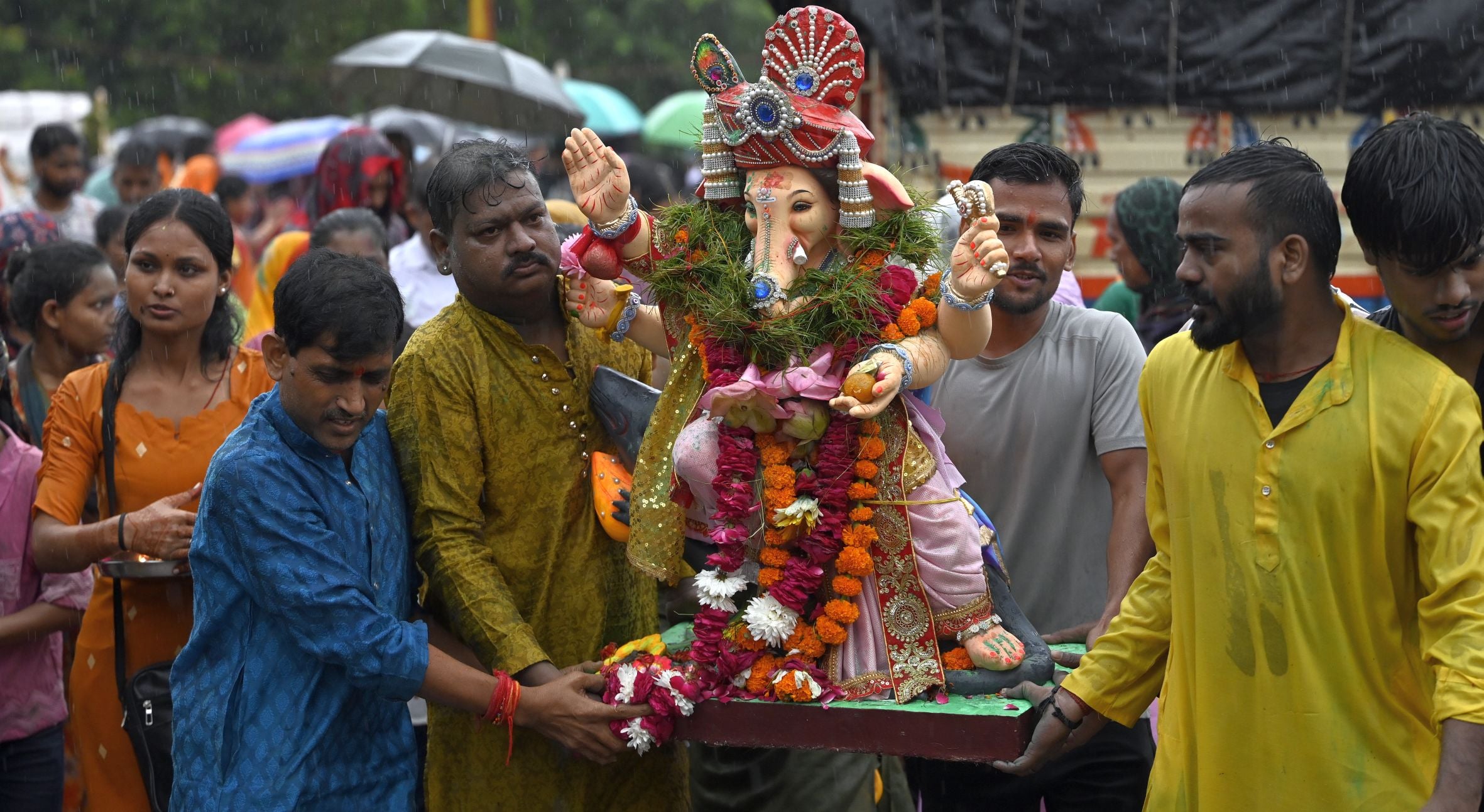 बप्पा की विदाई में बरसे मेघ बप्पा की विदाई में बरसे मेघ