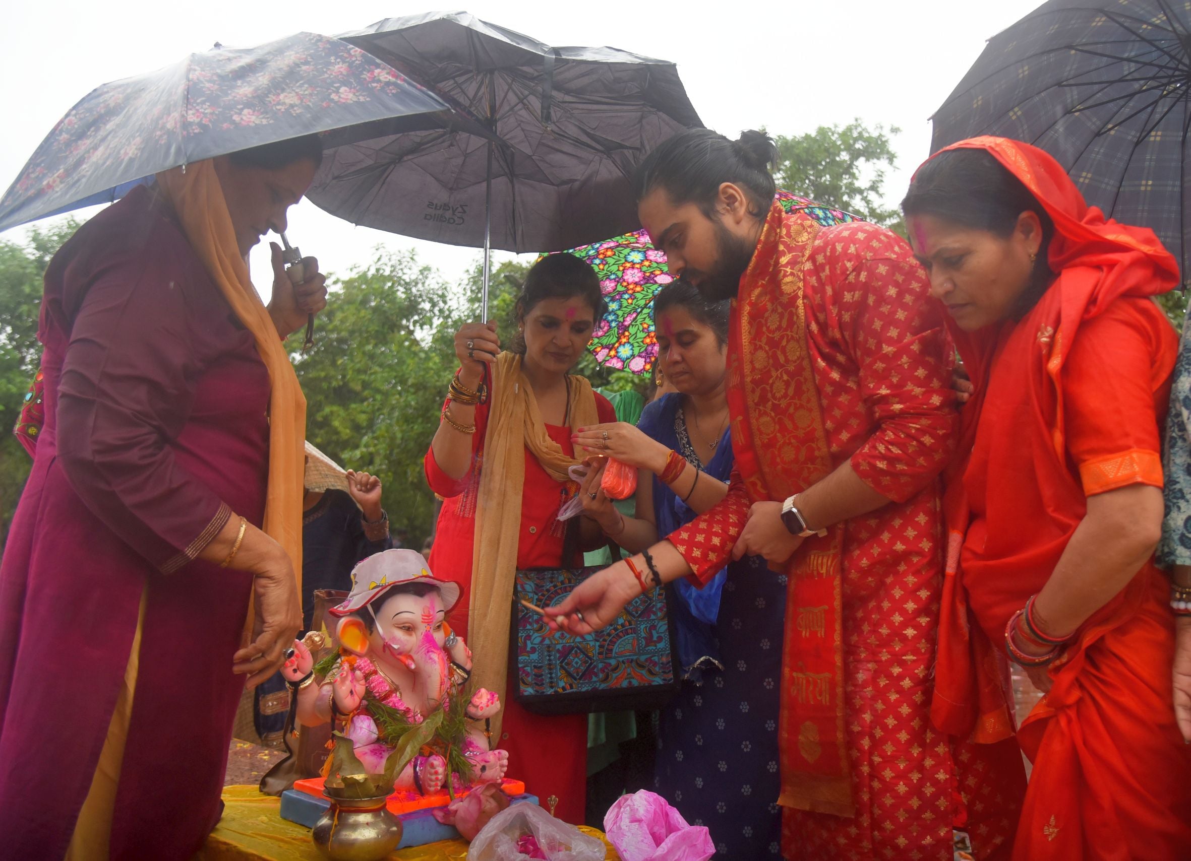 बप्पा की विदाई में बरसे मेघ बप्पा की विदाई में बरसे मेघ
