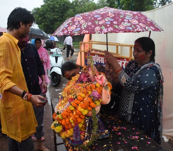 बप्पा की विदाई में बरसे मेघ बप्पा की विदाई में बरसे मेघ