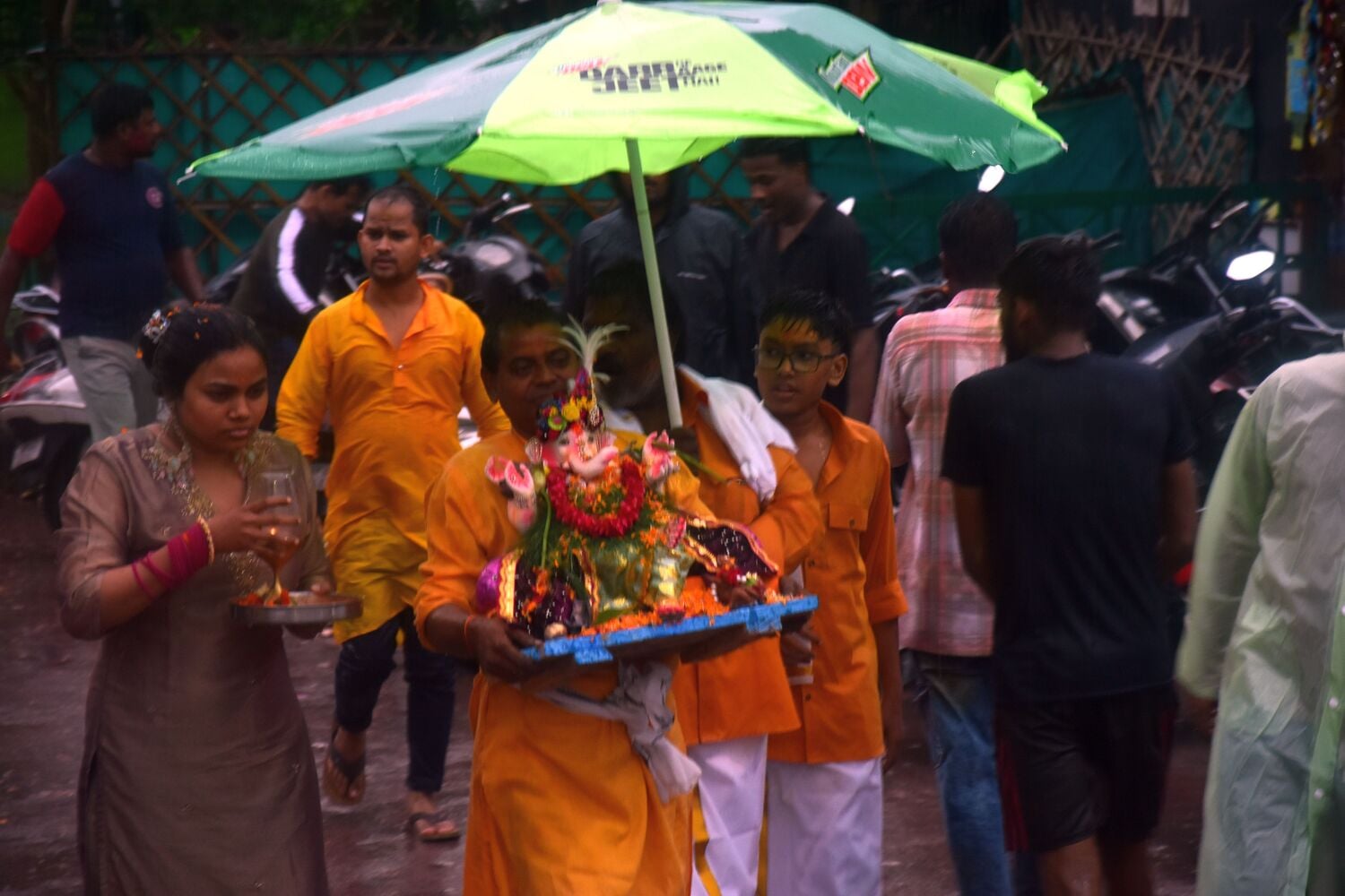 बप्पा की विदाई में बरसे मेघ बप्पा की विदाई में बरसे मेघ