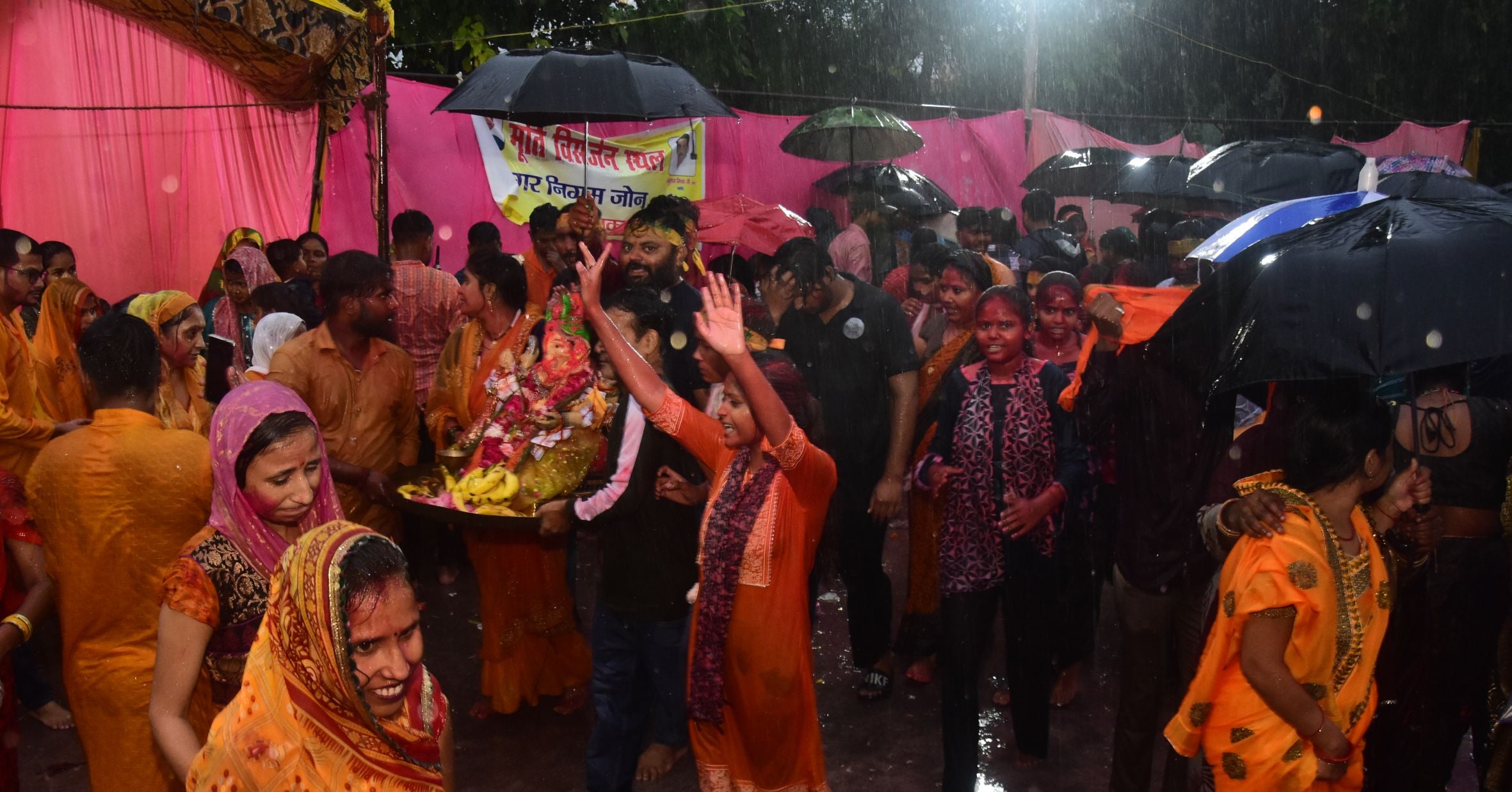 बप्पा की विदाई में बरसे मेघ बप्पा की विदाई में बरसे मेघ