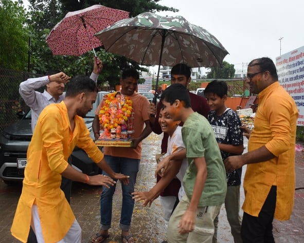 बप्पा की विदाई में बरसे मेघ बप्पा की विदाई में बरसे मेघ