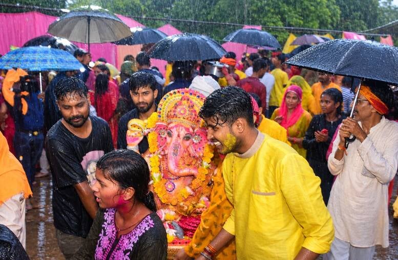 बप्पा की विदाई में बरसे मेघ बप्पा की विदाई में बरसे मेघ