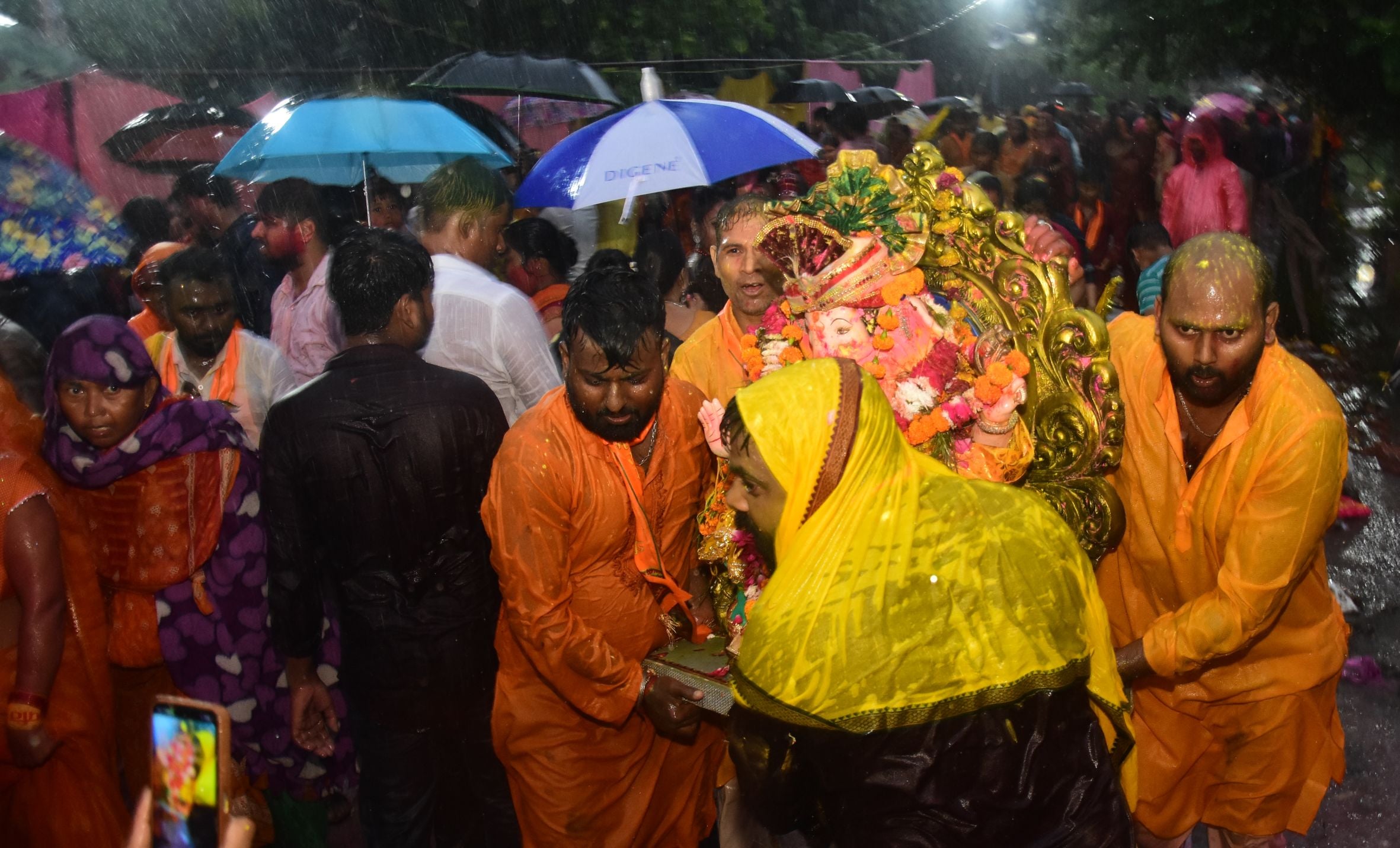 बप्पा की विदाई में बरसे मेघ बप्पा की विदाई में बरसे मेघ