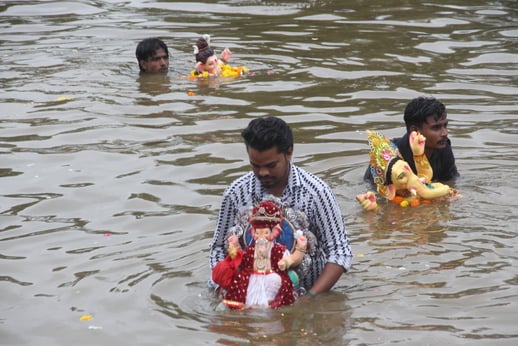 बारिश की फुहार के साथ धूमधाम से गणपति को विसर्जन करने जाते श्रद्धालु। संवाद