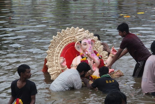बारिश की फुहार के साथ धूमधाम से गणपति को विसर्जन करने जाते श्रद्धालु। संवाद