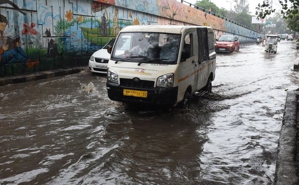 बारिश से हुआ जलभराव और धंसी सड़कें। बारिश से हुआ जलभराव और धंसी सड़कें।
