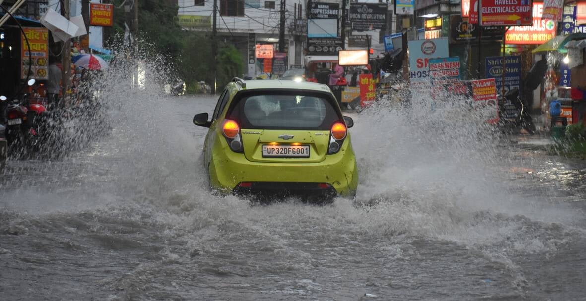 बारिश से हुआ जलभराव और धंसी सड़कें। बारिश से हुआ जलभराव और धंसी सड़कें।