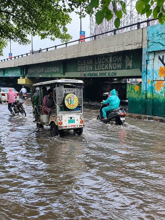 बारिश से हुआ जलभराव और धंसी सड़कें। बारिश से हुआ जलभराव और धंसी सड़कें।
