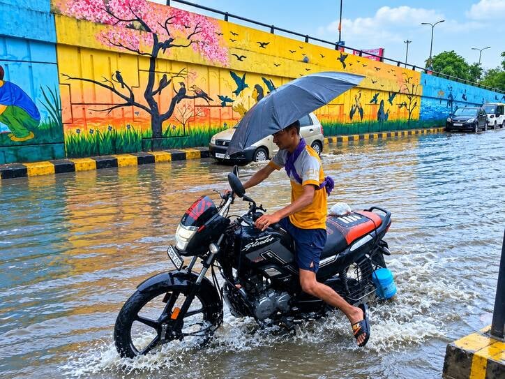 बारिश से हुआ जलभराव और धंसी सड़कें। बारिश से हुआ जलभराव और धंसी सड़कें।