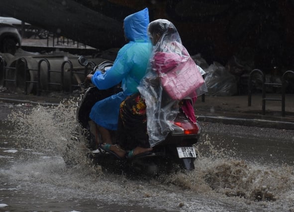 बारिश से हुआ जलभराव और धंसी सड़कें। बारिश से हुआ जलभराव और धंसी सड़कें।