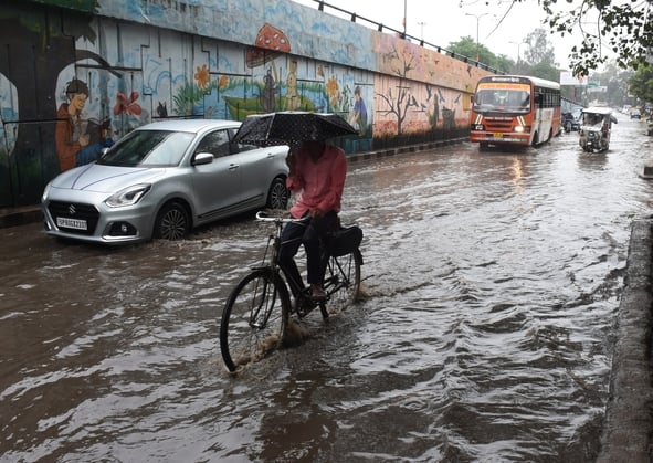 बारिश से हुआ जलभराव और धंसी सड़कें। बारिश से हुआ जलभराव और धंसी सड़कें।