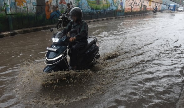 बारिश से हुआ जलभराव और धंसी सड़कें। बारिश से हुआ जलभराव और धंसी सड़कें।