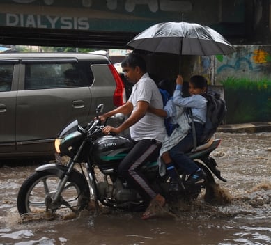 बारिश से हुआ जलभराव और धंसी सड़कें। बारिश से हुआ जलभराव और धंसी सड़कें।