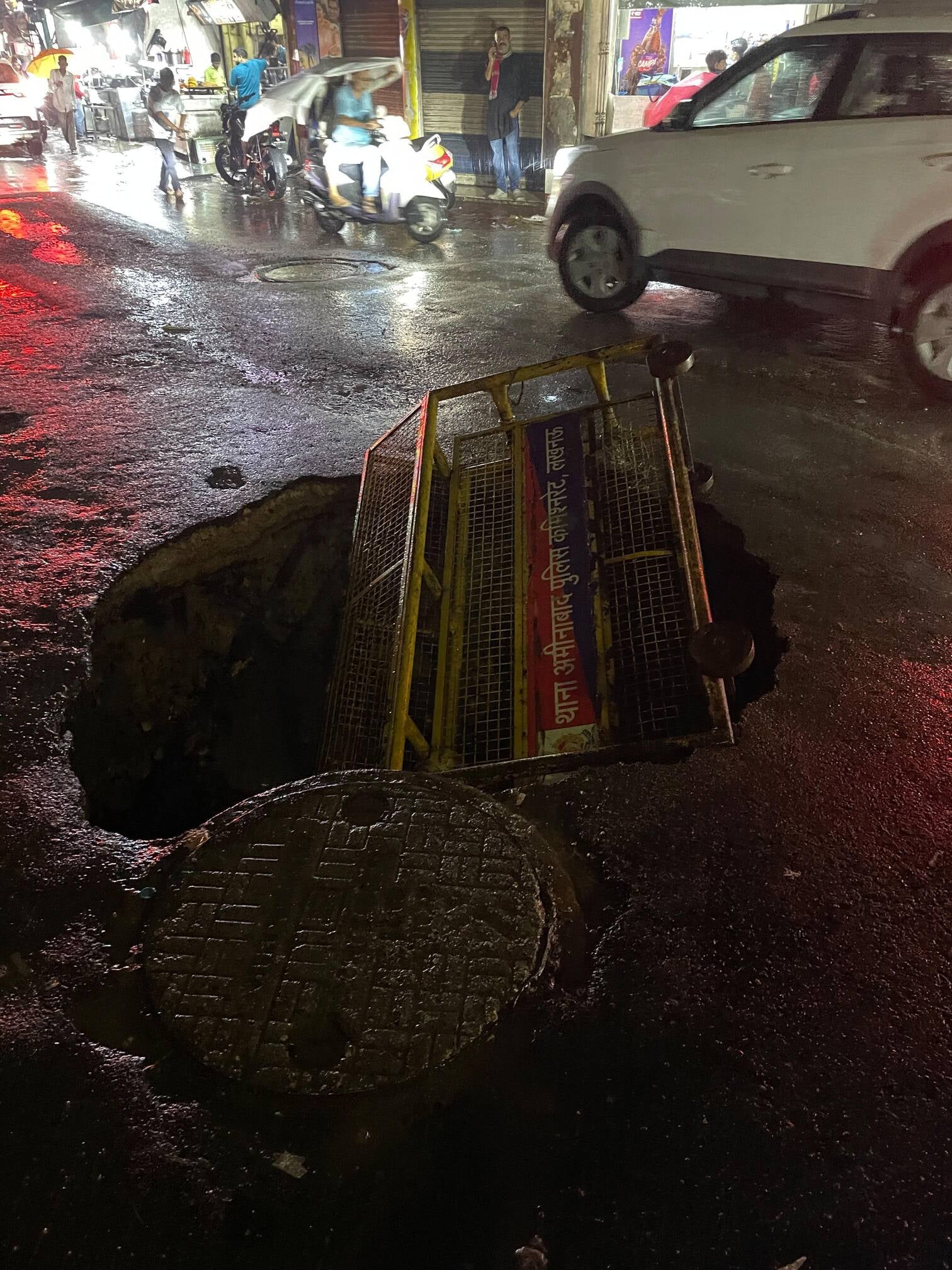 बारिश से हुआ जलभराव और धंसी सड़कें। बारिश से हुआ जलभराव और धंसी सड़कें।