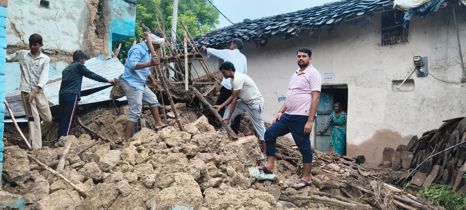फोटो-10-फोटो-बारिश से गिरे कच्चे मकान का मलबा, इसी के अंदर सो रहे थे चुन्नी वर्मा। संवाद फोटो-10-फोटो-बारिश से गिरे कच्चे मकान का मलबा, इसी के अंदर सो रहे थे चुन्नी वर्मा। संवाद