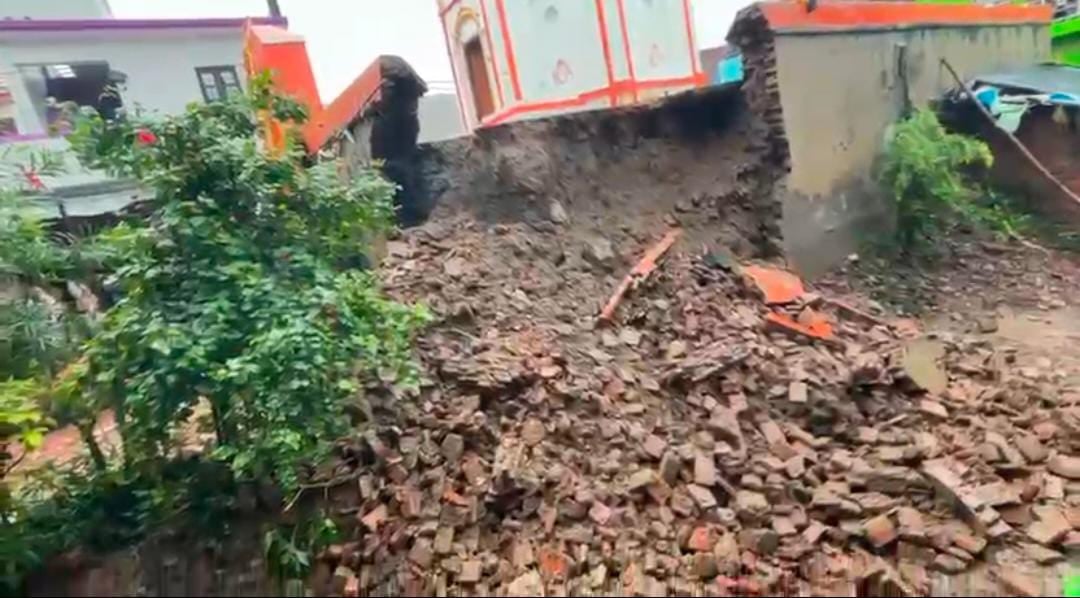 फोटो-20- कछौना के फत्तेपुर में इसी दीवार के मलबे में दबकर हुई किसान की मौत। संवाद फोटो-20- कछौना के फत्तेपुर में इसी दीवार के मलबे में दबकर हुई किसान की मौत। संवाद