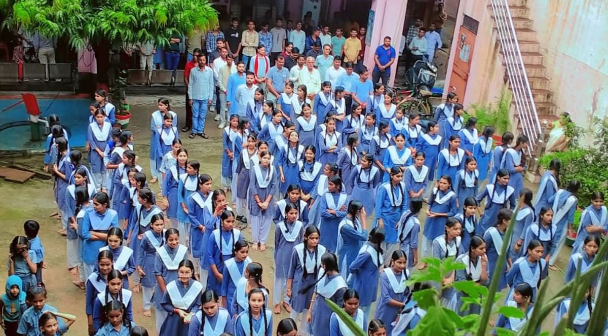 फोटो 25 एमएएचपी 15 परिचय-सरस्वती बालिका विद्या मंदिर इंटर कॉलेज में सामूहिक गान करतीं छात्राएं 