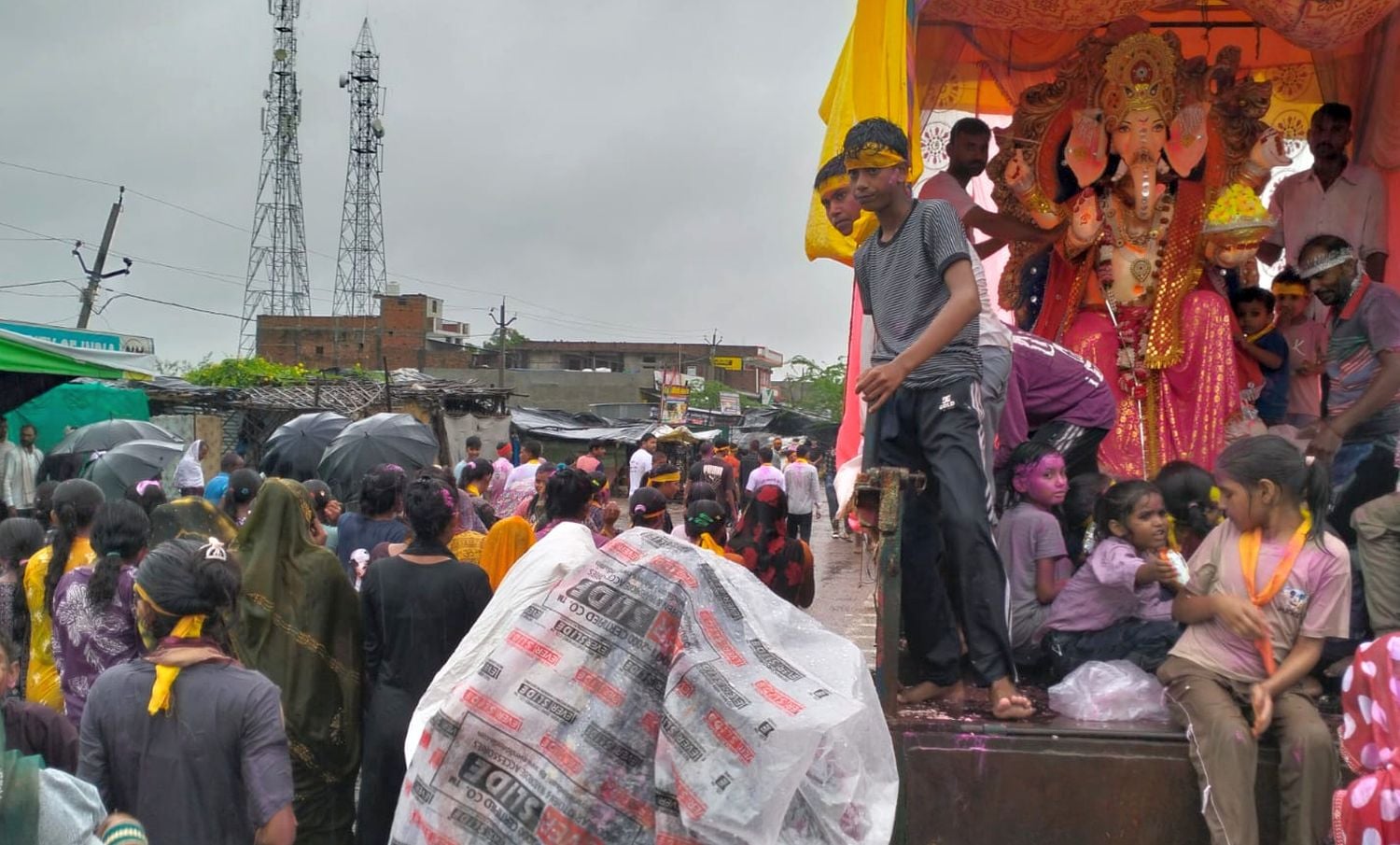 फोटो 25 एमएएचपी 18 परिचय-कस्बा कबरई स्थित बांध में गणेश प्रतिमा को विसर्जन के लिए ले जाते भक्त।