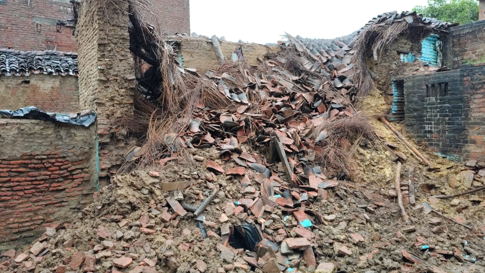 फोटो 26 एचएएमपी 23- मृतक रामपाल सिंह की फाइल फोटो।    परिजन
