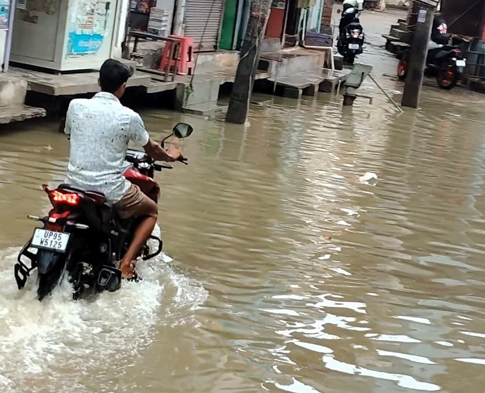 फोटो 26 एमएएचपी 15 परिचय-कस्बा श्रीनगर में बारिश से जलभराव के बीच मस्ती करते बच्चे। संवाद