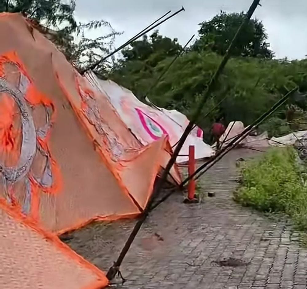 फोटो 26 एमएएचपी 15 परिचय-कस्बा श्रीनगर में बारिश से जलभराव के बीच मस्ती करते बच्चे। संवाद