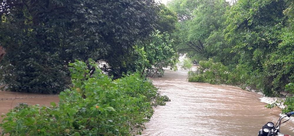 फोटो 26 एमएएचपी 15 परिचय-कस्बा श्रीनगर में बारिश से जलभराव के बीच मस्ती करते बच्चे। संवाद
