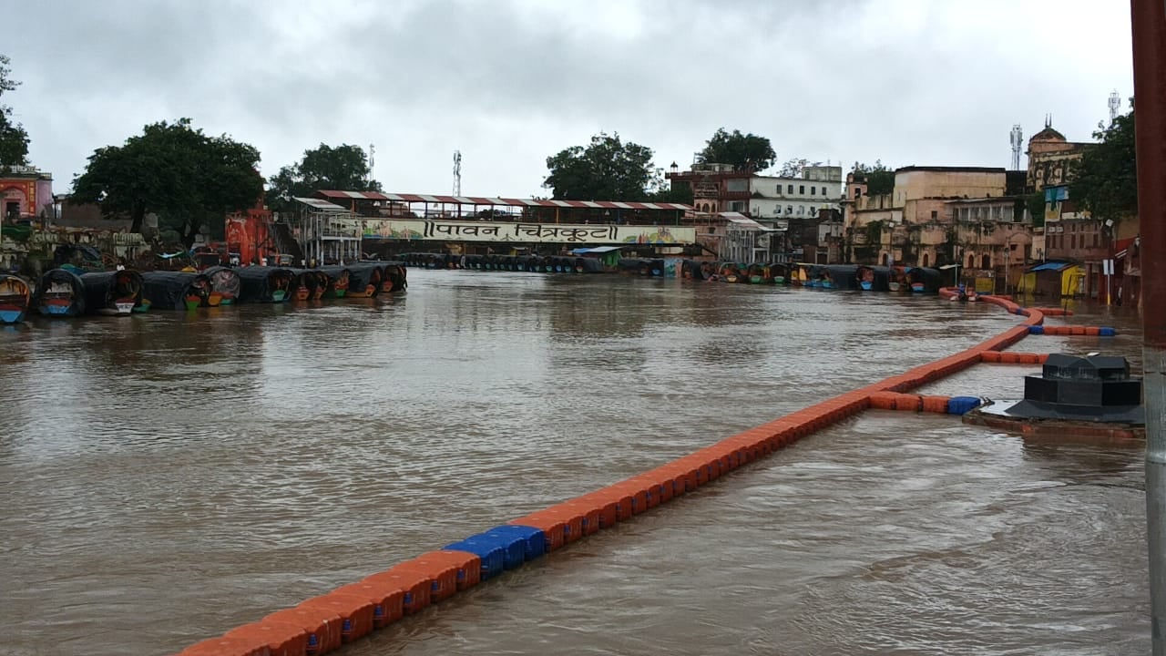 फोटो 26 सीकेटीपी 12 मंदाकिनी में बाढ़ के बाद रामघाट का नजारा। संवाद