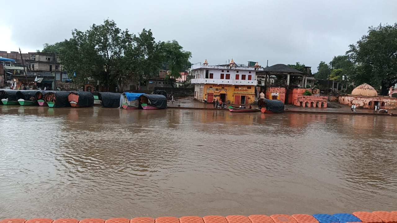फोटो 26 सीकेटीपी 12 मंदाकिनी में बाढ़ के बाद रामघाट का नजारा। संवाद