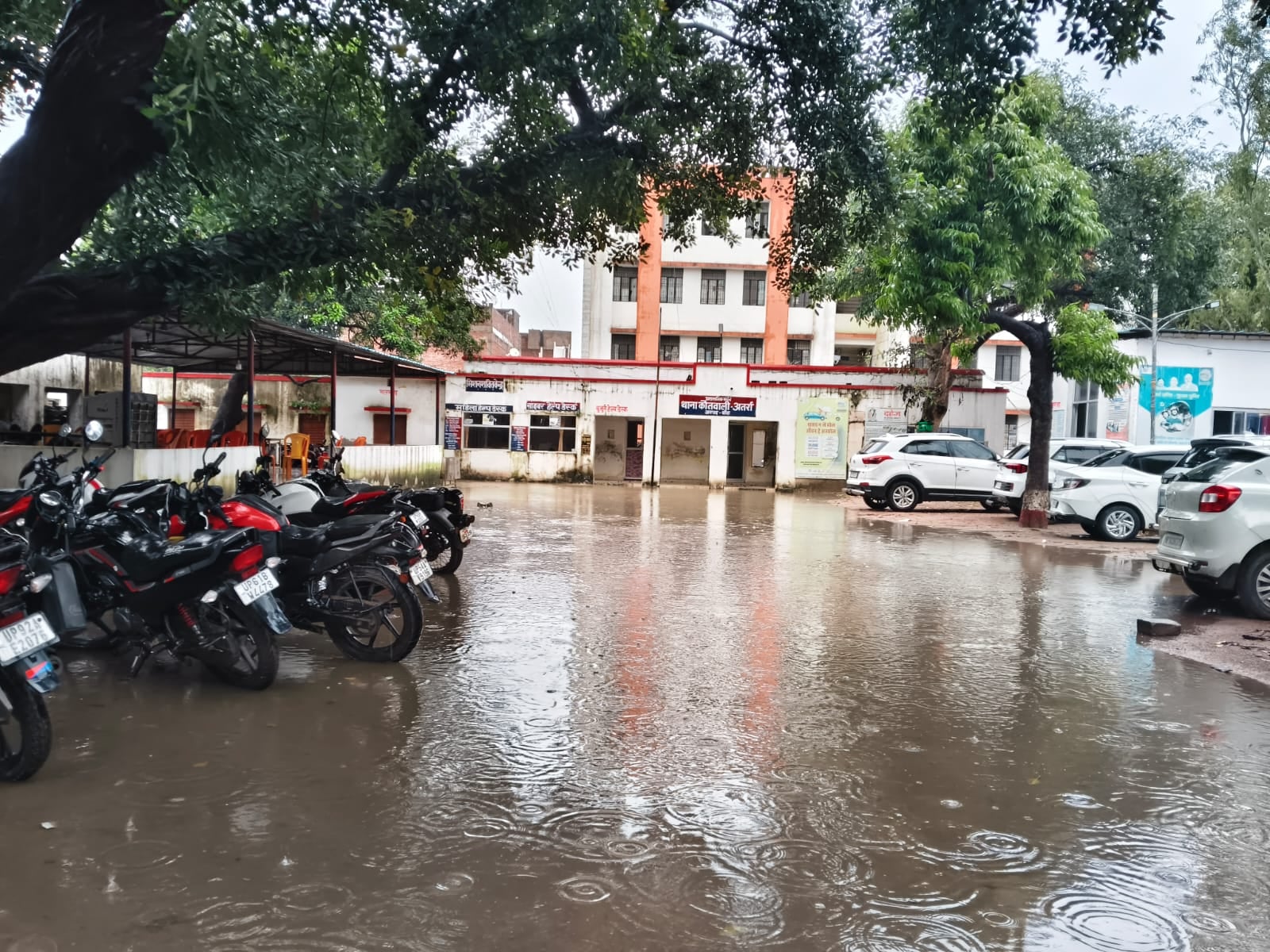 फोटो-5-उफनाए गजनी नाले में घुसकर निकलते ग्रामीण। फोटो-5-उफनाए गजनी नाले में घुसकर निकलते ग्रामीण।