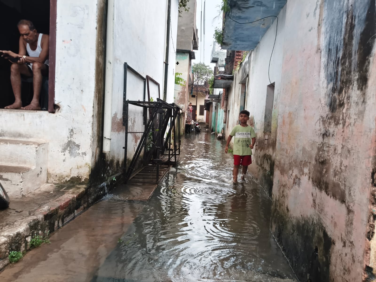 फोटो-5-उफनाए गजनी नाले में घुसकर निकलते ग्रामीण। फोटो-5-उफनाए गजनी नाले में घुसकर निकलते ग्रामीण।