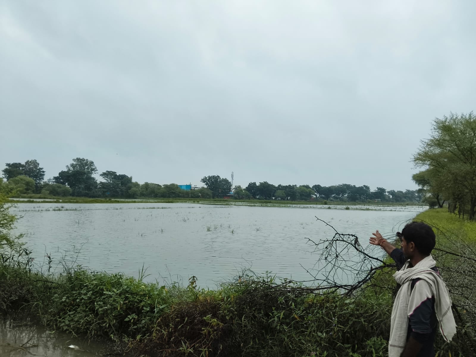 फोटो-5-उफनाए गजनी नाले में घुसकर निकलते ग्रामीण। फोटो-5-उफनाए गजनी नाले में घुसकर निकलते ग्रामीण।