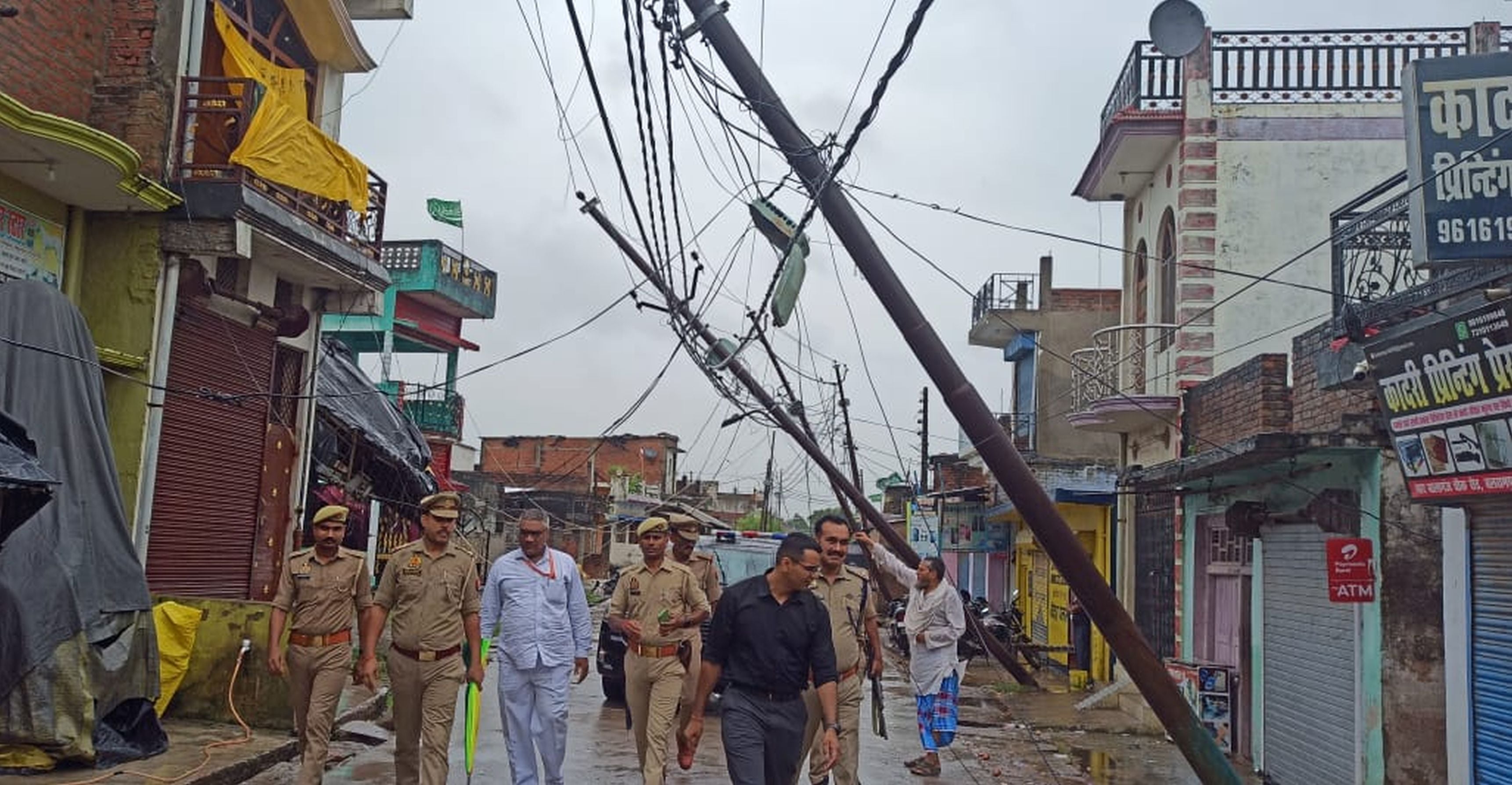 फोटो-6-बलरामपुर के गैसड़ी क्षेत्र में पेड़ हटाकर बिजली को ठीक करते विद्युत कर्मी।-संवाद फोटो-6-बलरामपुर के गैसड़ी क्षेत्र में पेड़ हटाकर बिजली को ठीक करते विद्युत कर्मी।-संवाद