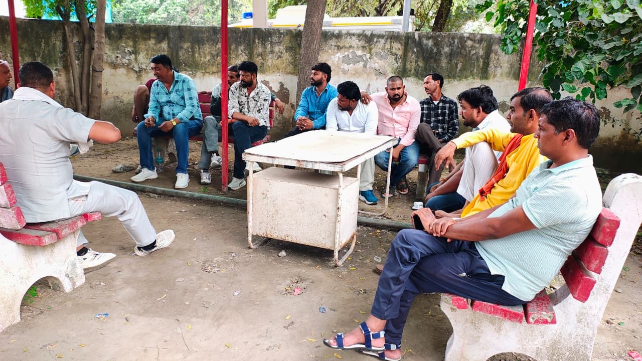फोटो :: सोनीपत के गांव रोहट के पास खड़ी कार, जिसमें युवक का शव मिला। संवाद फोटो :: सोनीपत के गांव रोहट के पास खड़ी कार, जिसमें युवक का शव मिला। संवाद