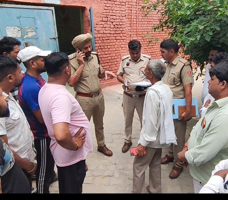 फोटो :: सोनीपत के गांव रोहट के पास खड़ी कार, जिसमें युवक का शव मिला। संवाद फोटो :: सोनीपत के गांव रोहट के पास खड़ी कार, जिसमें युवक का शव मिला। संवाद