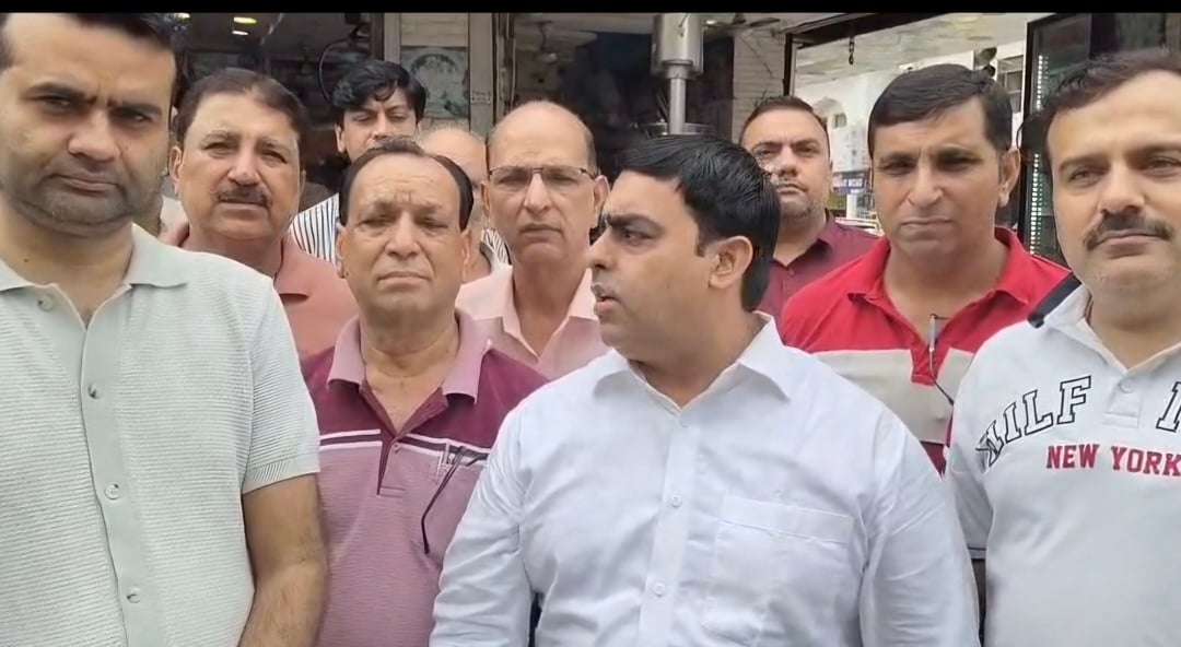 फोटो :: सोनीपत में सीसीटीवी में दुकान का शटर तोड़ता दिख रहा संदिग्ध। वीडियो ग्रैब